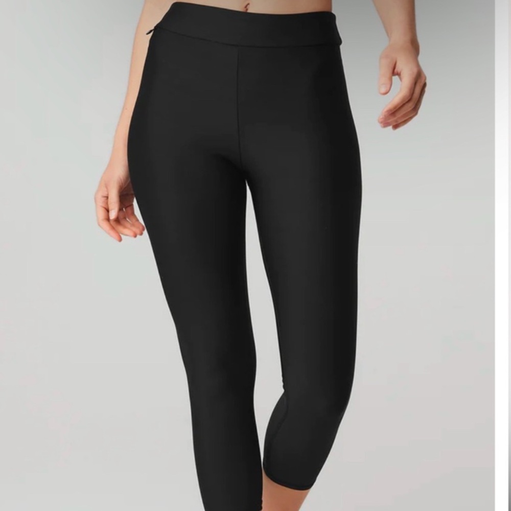 alo High Waist Airlift Conceal Capri Leggings- Black Sz M